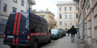 В Екатеринбурге открыли огонь по студенту, поджигавшему машины у отдела полиции - Комсомольская Правда
