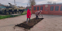 В Ямбулатове прошел субботник у Дома культуры и мемориала - Волжская новь