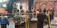 Огромная яма из-за прорыва трубы с кипятком образовалась в центре Смоленска - Комсомольская правда