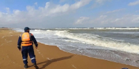 В Дагестанских Огнях спасатели вытащили из моря тонущего мужчину - ИА Победа 26