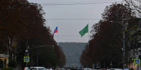 В городском парке Майкопа появились флагштоки с государственными флагами РФ и Адыгеи - Газета Маяк