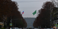 Флаги России и Адыгеи подняли на новые сорокаметровые флагштоки в центре Майкопа - Советская Адыгея