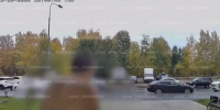 В Воронеже голый мужчина прошел по детской площадке и 2 раза ломился в дверь подъезда: видео - РИА Воронеж
