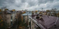 Пасмурное небо над мокрыми после дождя крышами тихого жилого квартала в Нижнем Новгороде - Newsroom24.Ru