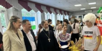 На школьном празднике - Храм Всех Святых