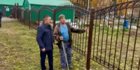 Наш Ульфат абый, смотритель кладбища, несколько раз обращался с просьбой о помощи с покраской старого забора - Бураевский район