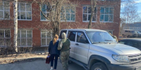 силовик ведет женщину к машине - Петрозаводск говорит