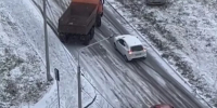 В Солнечном Красноярска автомобилисты показали ювелирную езду задом в гололёд - ИА Запад24