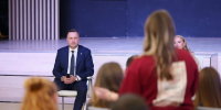 Роман Бусаргин встретился с делегатами Международного фестиваля молодежи - Комсомольская правда