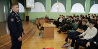 Сотрудник военного комиссариата РБ Егор Ефимов предложил старшеклассникам поступить в высшие военные учебные заведения и рассказал о преимуществах обучения в них. Фото: Руслан Никонов, «Красное знамя Нефтекамск». - Красное Знамя