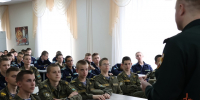 Офицер Военной ордена Жукова академии войск национальной гвардии Российской Федерации провел профориентационные встречи с учениками выпускных классов нижегородских школ - Росгвардия