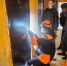 Красноярские спасатели приехали открывать дверь, а помогать пришлось выпавшему из окна мужчине - Газета Красноярский рабочий