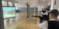 Школьники в спортивном зале стреляют из электронных винтовок по изображению на проекционном экране - 168.Ru