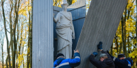 Скульптуры Дворцового парка Гатчины готовят к зимним холодам - Online47.Ru