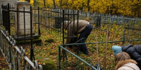 Пушкинский заповедник очистил надгробия друзей поэта на Ворониче - Псковская правда