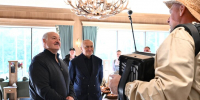 Лукашенко подарил свой баян ручной работы пчеловоду из Витебской области - M24.Ru