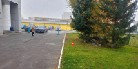 В Кировском районе Новосибирска мальчик на мопеде сбил женщину на газоне - КП-Новосибирск