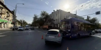 В Астрахани столкнулись легковушка и автобус - Астрахань 24