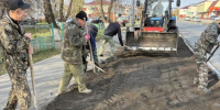 Сегодня сотрудники Администрации Притобольного округа и Глядянского территориального отдела вышли на субботник. - Притобольный муниципальный округ