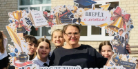 Директор СОШ №1 Марина Вихляй с учениками во дворе школы. - Газета Авангард