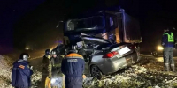 Водитель и пассажирка погибли в ДТП с грузовиком на трассе под Новосибирском - Сиб.фм
