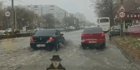 Подтопленная дорога в Барнауле / Фото: скриншот видео - ИА Амител