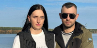 Молодая пара стоит на набережной на фоне воды и неба - 168.Ru