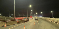 На Октябрьском мосту мотоциклист влетел в бетонный блок - Город Че