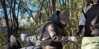 Липы, кустарники и тысячи участников: как в Благовещенске проходит акция «Город берегу»? (фото) - Amur.Life
