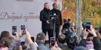 Александр Беглов и Александр Бельский вместе с горожанами убрали листья у Суздальских озер - Neva.Today