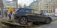 Иномарка влетела в киоск в центре Нижнего Новгорода: есть пострадавшие - фото 2 - vGorodeN.Ru