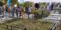 Сотрудники администрации Ессентуков убрались на могилах погибших участников специальной военной операции. - Администрация г. Ессентуки