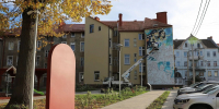 На фасаде старинного дома в Советске создают мурал о съёмках кино (фото) - Kaliningrad.Ru