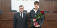 «Помним, чтим и гордимся каждым»: глава Бузулука передал госнаграды родным погибших героев - Ria56.Ru