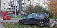 «Мерседес» вылетел в парк Пушкина и травмировал двух девушек - Сетевое издание Живем в Нижнем