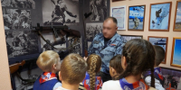 В преддверии Дня отца сотрудники ОМОН «Медведь» Росгвардии провели урок мужества для заполярных школьников - Росгвардия