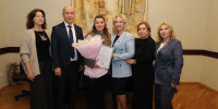 Зарема Бутаева встретилась с финалисткой вокального конкурса телеканала НТВ «Ты супер!» Эльвирой Яхьяевой. - Минкультуры РД