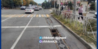 Дыра в ливневке на пересечении двух улиц на юге Ставрополя досаждает автомобилистам - Bloknot-Stavropol.Ru