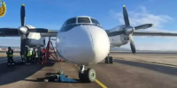 Ан-24 с разорвавшимся колесом остановился на рулёжной дорожке аэропорта Иркутска - Baikal24.Ru