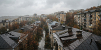 Пасмурное небо над мокрыми после дождя крышами тихого жилого квартала в Нижнем Новгороде - Newsroom24.Ru
