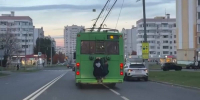 Полиция начала проверку после выходки зацеперов, ехавших на троллейбусе в Казани - ИА Татар-информ