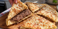 Лепёшки с мясом на сковороде: тонкое заварное тесто и много сочной начинки - Кубанские Новости