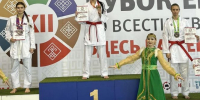Карина Мешалкина на первой ступени пьедестала международного турнира в Салавате - Газета Алтайский спорт