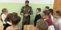 Урок мужества в школе № 2 Магадана: ветеран СВО Павел Микряков рассказал пятиклассникам о быте солдата и силе детских писем - Единая Россия