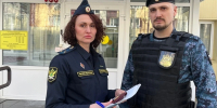 В Нефтеюганске бабушка с приставами пришла общаться с внуками - Комсомольская Правда
