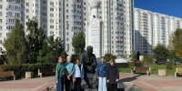 Курские волонтеры из гимназии № 63 привели в порядок памятник Вячеславу Клыкову. - Город Курск