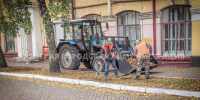 Брянские дорожники убирают опавшую листву и устанавливают новые контейнерные площадки - Администрация
