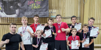 Группа юных спортсменов в спортивном зале на пьедестале (1,2,3) с медалями и грамотами. - 168.Ru