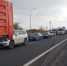На саратовской трассе фура с щебнем влетела в отбойник, перевернулась и перекрыла движение: водитель попал в больницу в критическом состоянии (фото и видео) - ИА Версия-Саратов
