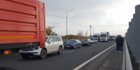 На саратовской трассе фура с щебнем влетела в отбойник, перевернулась и перекрыла движение: водитель попал в больницу в критическом состоянии (фото и видео) - ИА Версия-Саратов